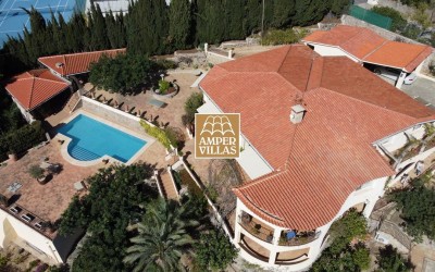 Spacious and fantastic villa with panoramic views in a unique environment.